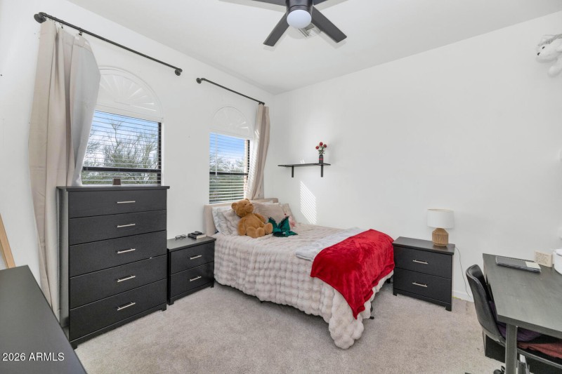 1404 E Michelle Dr-large-029-037-1404 E