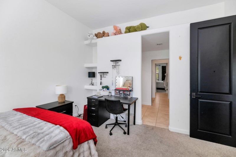 1404 E Michelle Dr-large-030-039-1404 E