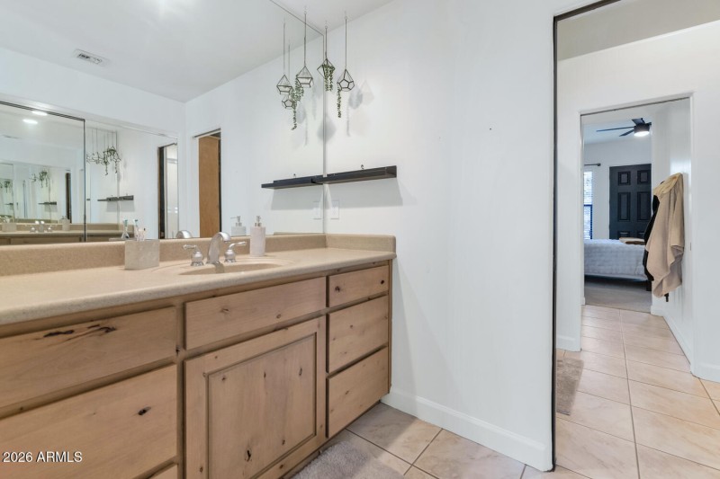 1404 E Michelle Dr-large-031-022-1404 E