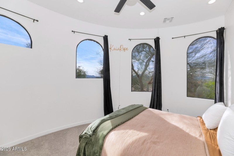 1404 E Michelle Dr-large-037-041-1404 E