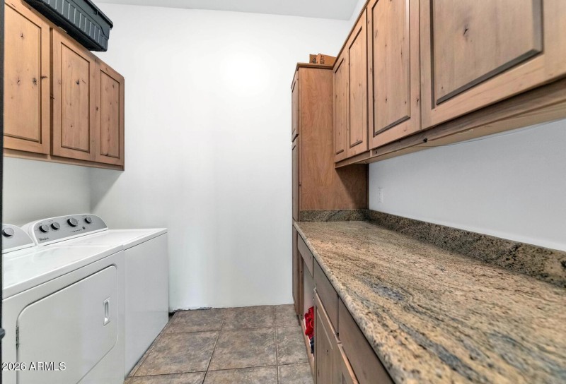 1404 E Michelle Dr-large-040-015-1404 E