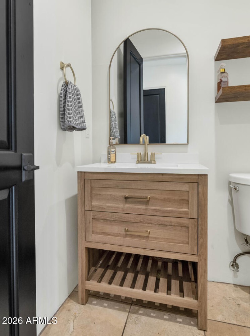 1404 E Michelle Dr-large-041-008-1404 E