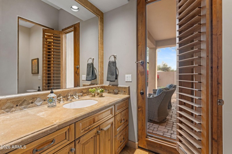 Guest Suite private bath with private co