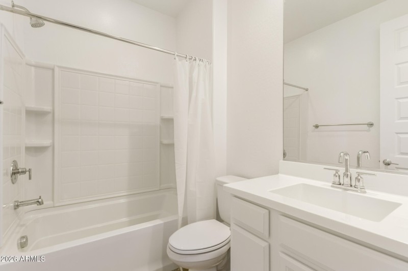 2nd Bathroom withTub