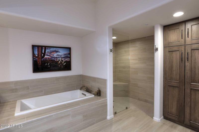 Night Primary Bath Tub/Shower