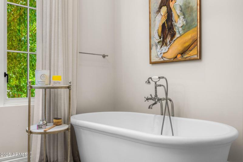 primary bath_her soaking tub