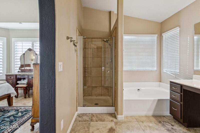 Soaking tub w custom shower