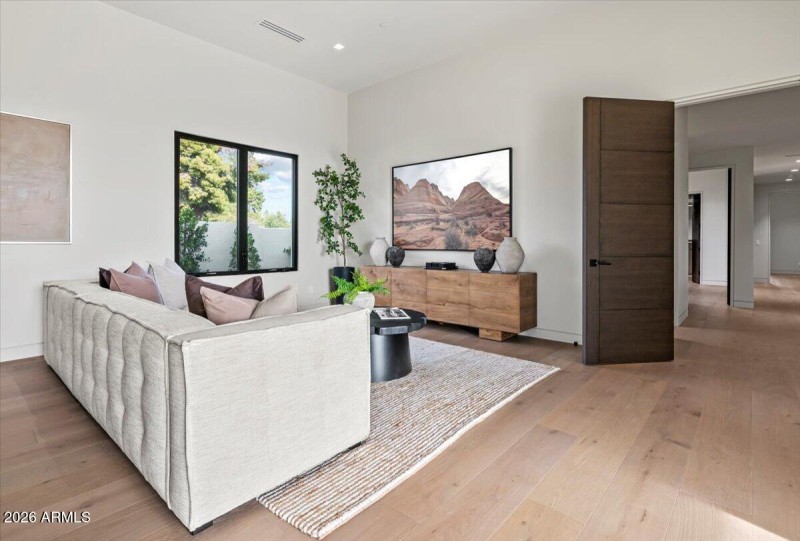 084-9790 N 56th St 60