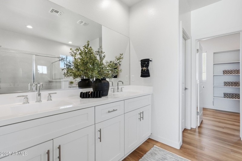 1511 W SIERRA VISTA DR