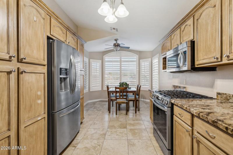 Granite counters and eat in kitchen