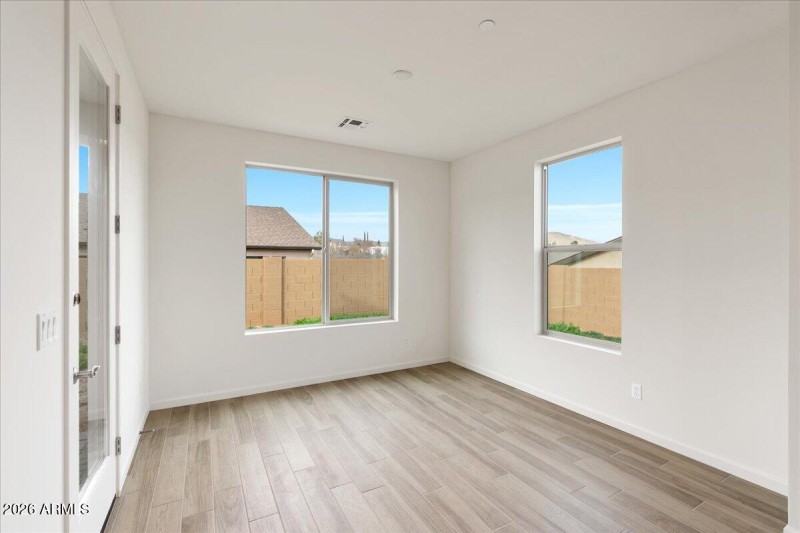 03-832 Eugene Dining Area