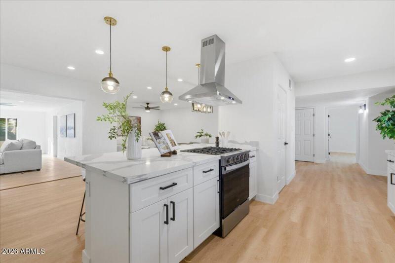 15-4210_N_18th_Ave_15