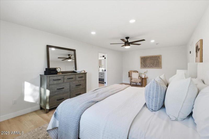 32-4210_N_18th_Ave_32