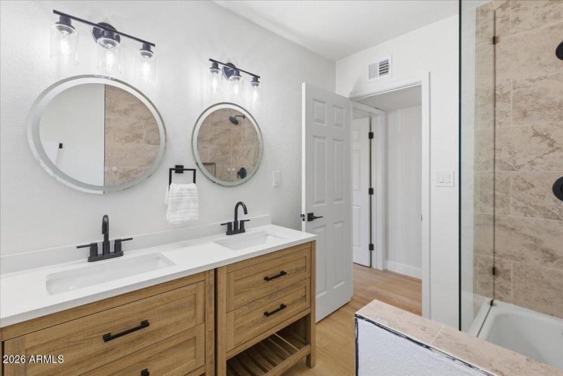 21-4210_N_18th_Ave_21