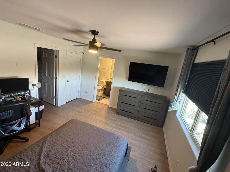 Guest bedroom with en suite bathroom