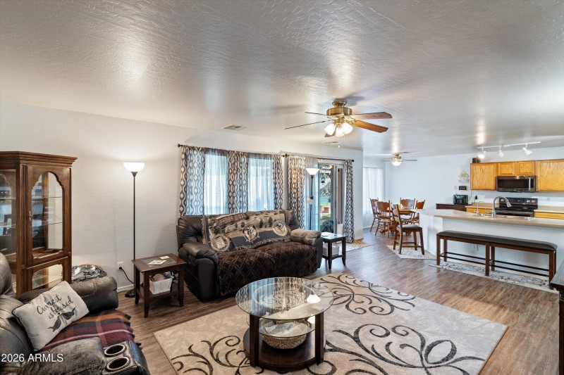 07-Family Room to Kitchen