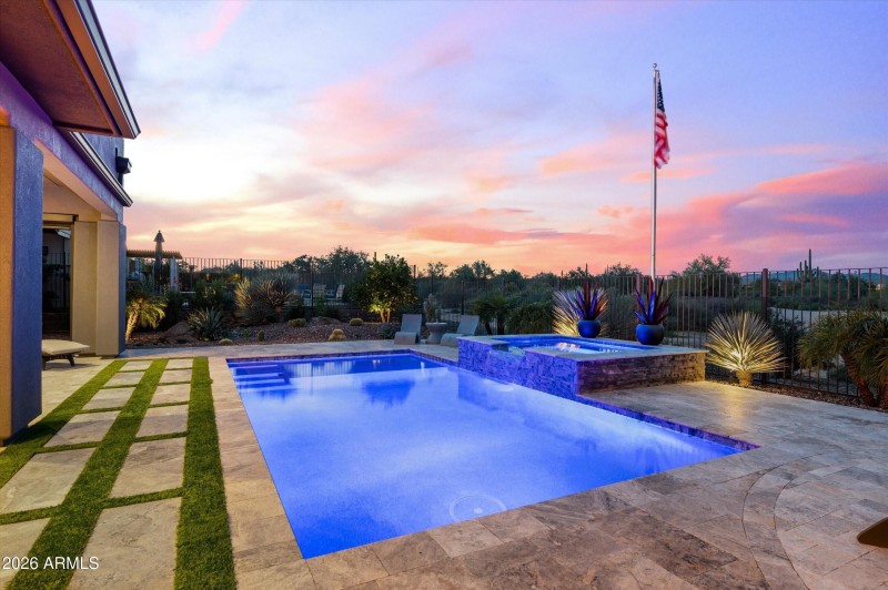Gorgeous Heated Pool & Spa