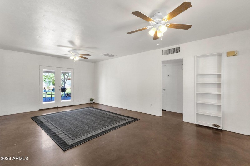 9-web-or-mls-2208-e-earll-dr