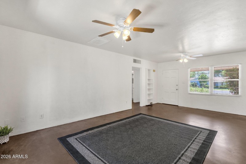 10-web-or-mls-2208-e-earll-dr