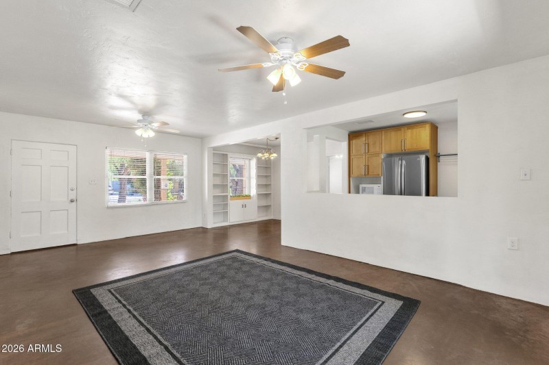 11-web-or-mls-2208-e-earll-dr