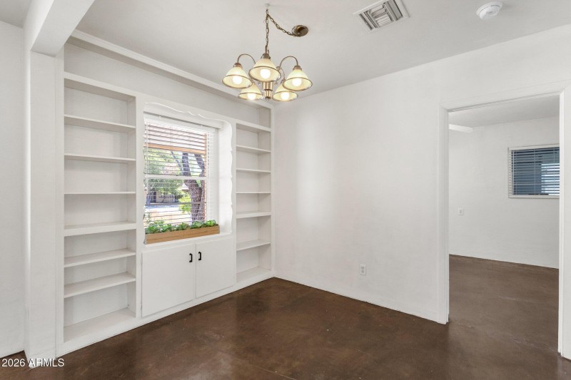 12-web-or-mls-2208-e-earll-dr