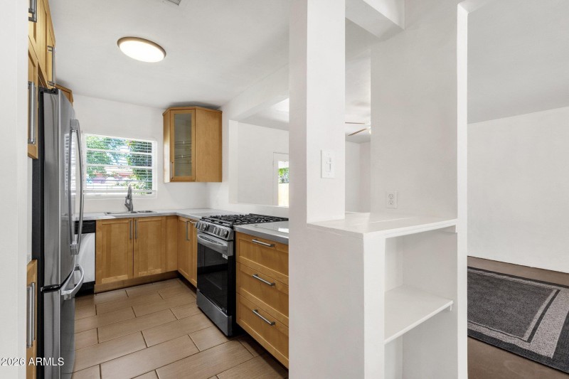 14-web-or-mls-2208-e-earll-dr