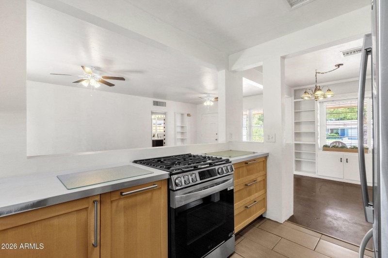 15-web-or-mls-2208-e-earll-dr