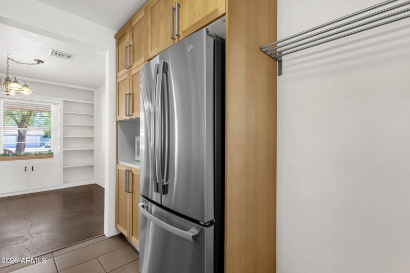 16-web-or-mls-2208-e-earll-dr