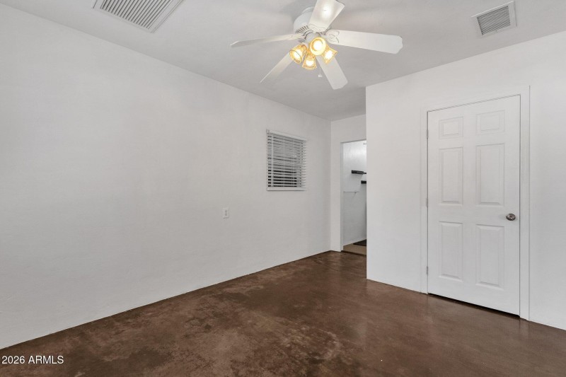 19-web-or-mls-2208-e-earll-dr