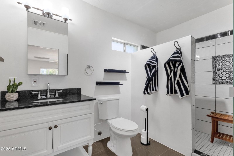 21-web-or-mls-2208-e-earll-dr