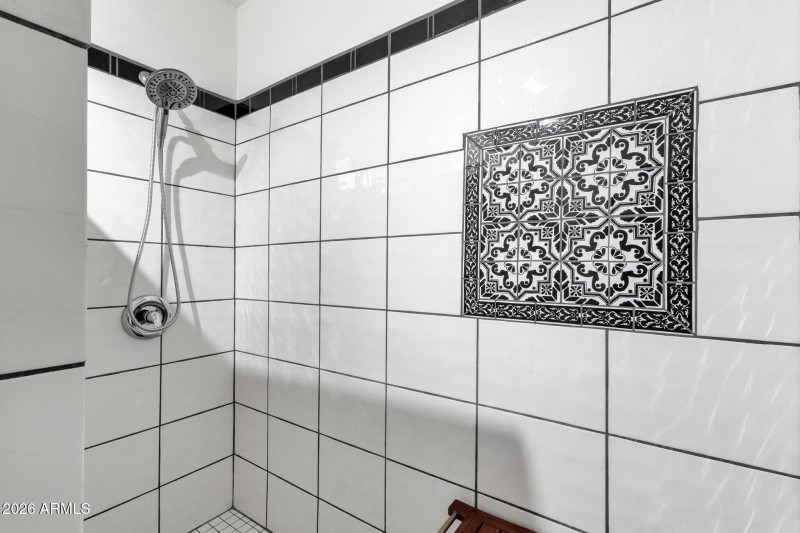 22-web-or-mls-2208-e-earll-dr