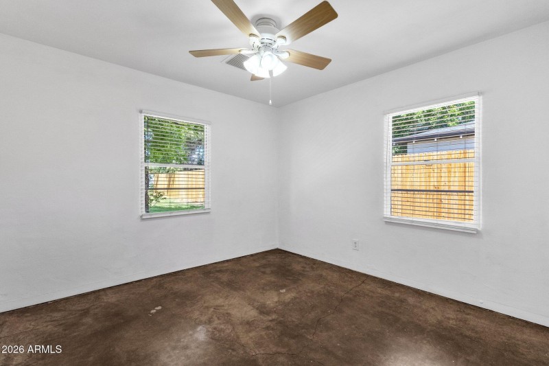 23-web-or-mls-2208-e-earll-dr