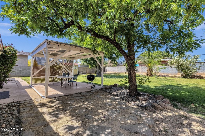 30-web-or-mls-2208-e-earll-dr