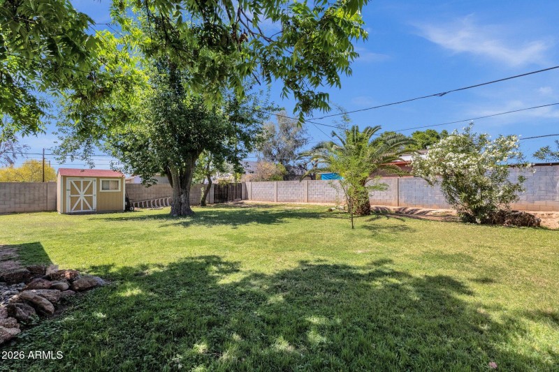 36-web-or-mls-2208-e-earll-dr