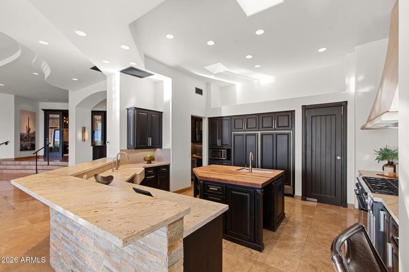 Kitchen w island, stainless steel appl