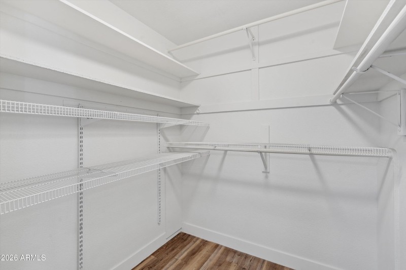 19-Walk-in Closet