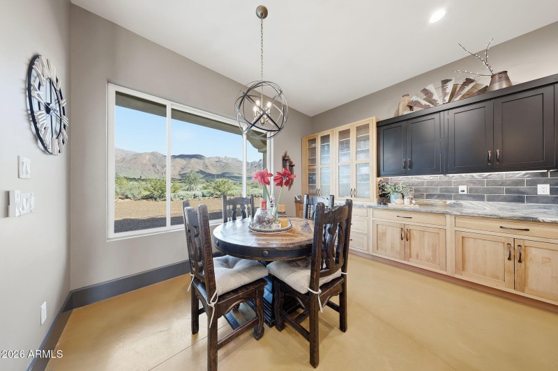 Dining/Breakfast Nook