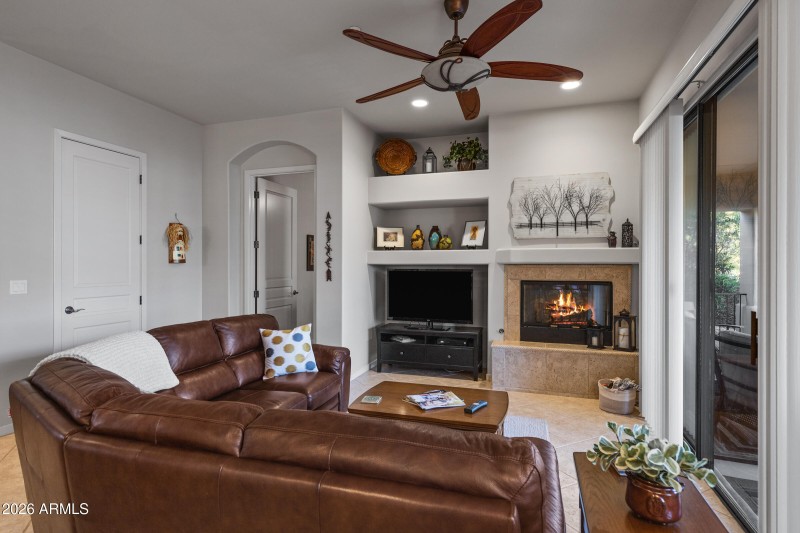 Family room w/Fireplace