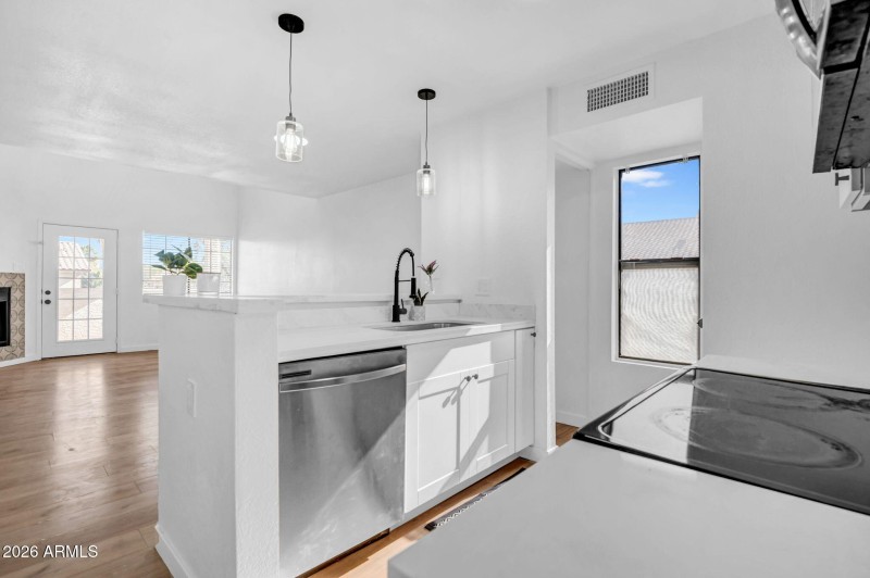 10-web-or-mls-19820 N 13th Ave-10