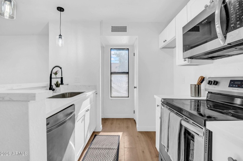 9-web-or-mls-19820 N 13th Ave-9