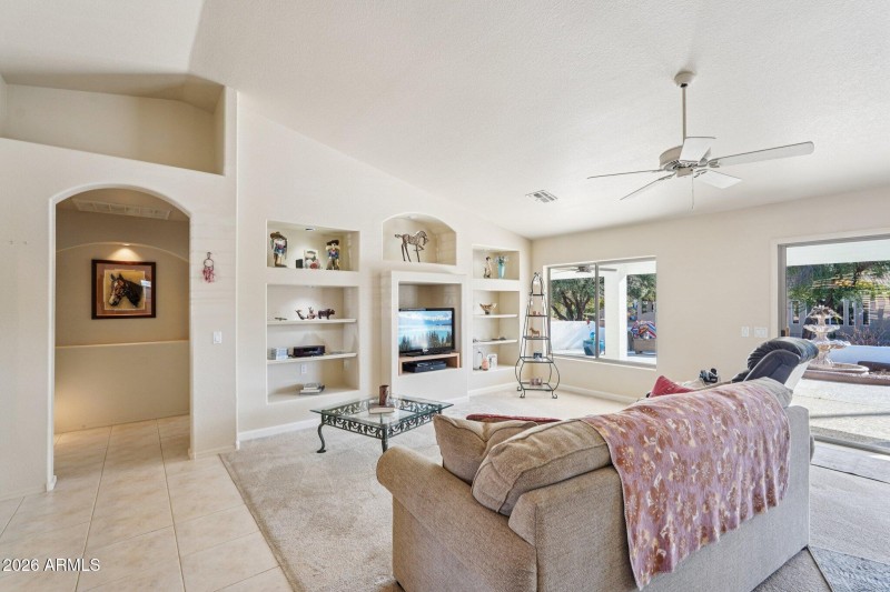 13-web-or-mls-W La Reata Ave-S1001-013