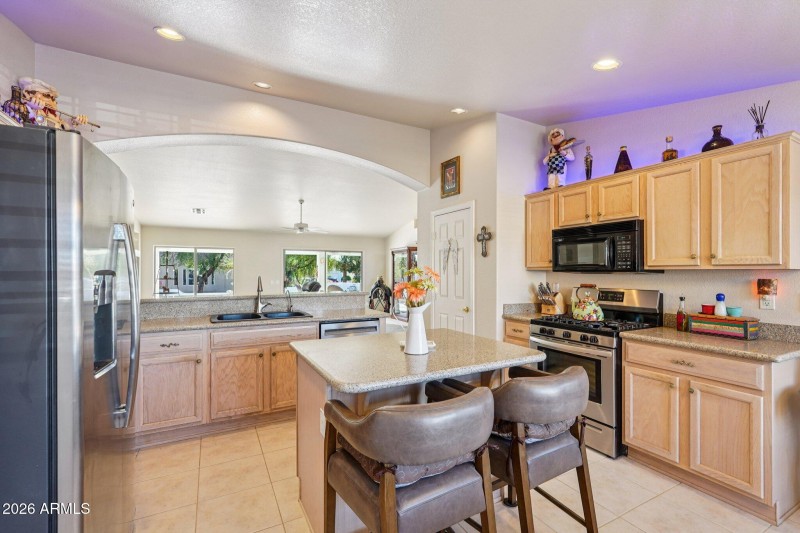 17-web-or-mls-W La Reata Ave-S1001-017