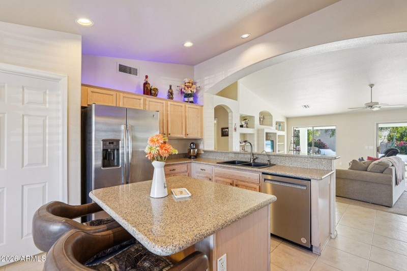 18-web-or-mls-W La Reata Ave-S1001-018