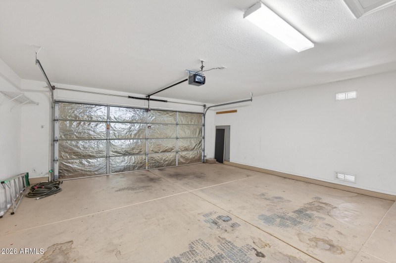 Garage w/insulated door