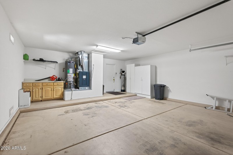 Garage w/cabinets