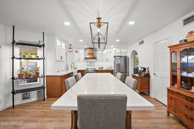 LARGE ISLAND TO EAT IN KITCHEN