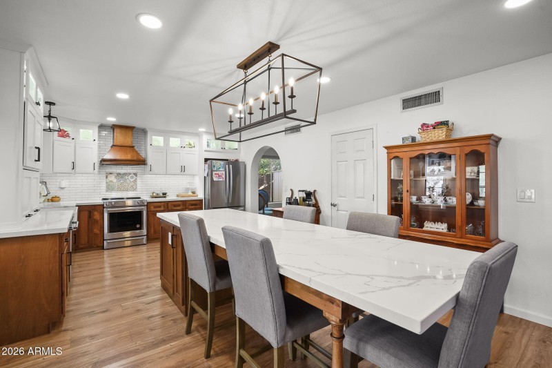 LARGE ISLAND TO EAT IN KITCHEN