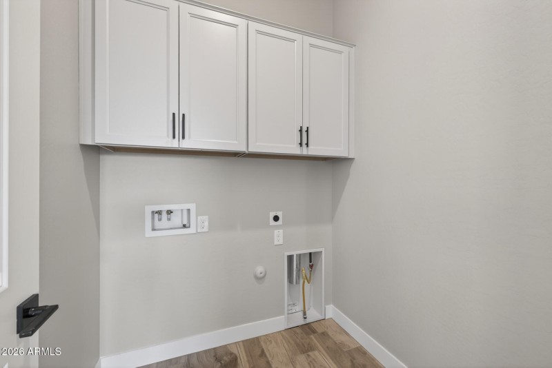 32)LAUNDRY ROOM