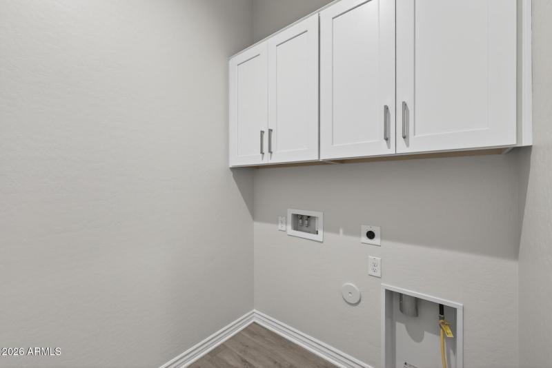 31)LAUNDRY ROOM