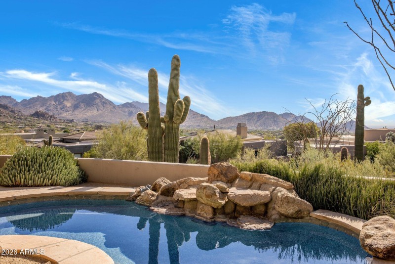 Refreshing Spool & Mountain Views